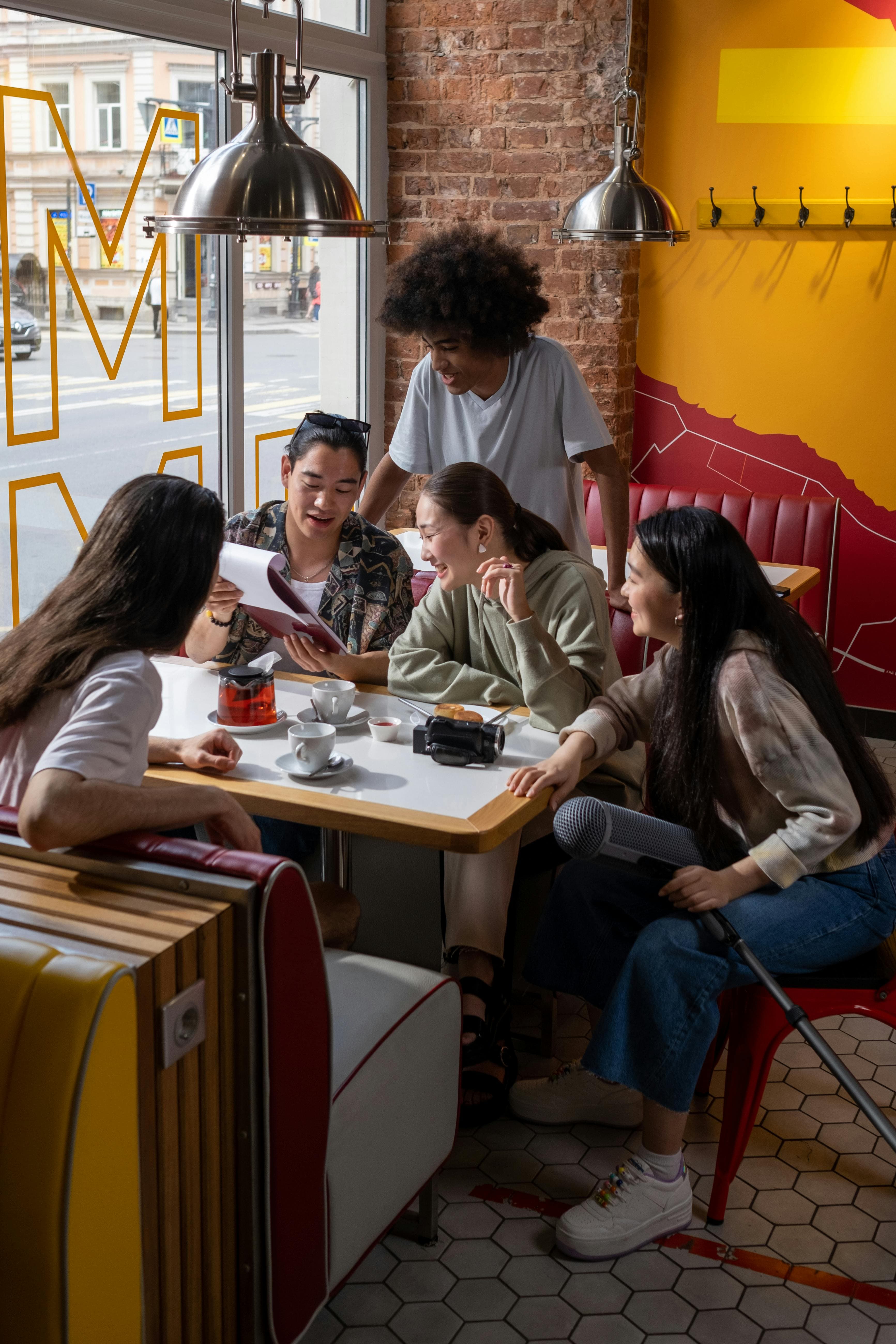Les bénévoles de l'association réunies autour d'un café